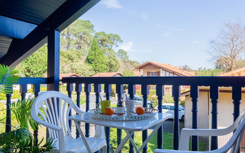 Bosquet des Ecureuils 17: Porch, Home, Shade, Balcony, Cottage, Outdoor Furniture, Deck, Siding, Design, Fence