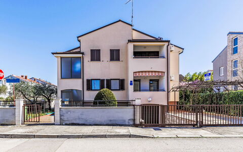 Umag 221: Residential Area, Facade, Neighbourhood, Home, Human Settlement, Apartment, Balcony, Suburb, Gate, Fence