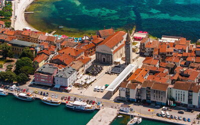 Umag 221: Building, City, Town, Urban Area, Neighbourhood, Architecture, House, Human Settlement, Channel, Tourist Attraction