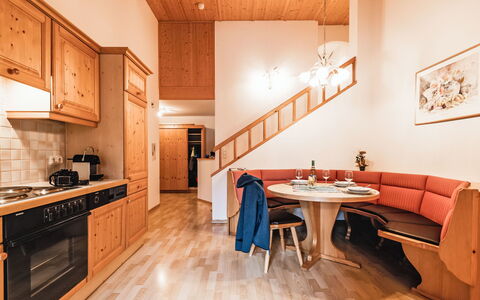 Tuenta: Wood, Interior Design, Flooring, Floor, Furniture, Apartment, Room, Wood Stain, Ceiling, Wood Flooring