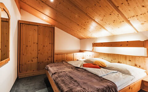 Tuenta: Wood, Ceiling, Wood Stain, Glacial Landform, Hardwood, Bedroom, Log Cabin, Drawer, Alps, Cabinetry