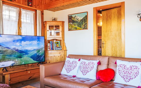 Panorama des Cimes: Wood, Furniture, Interior Design, Room, Living Room, Ceiling, Picture Frame, Television