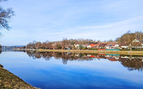 Vltava: Water, Water Resources, Body Of Water, Waterway, Bank, Watercourse, Channel, Reflection, Lake, River