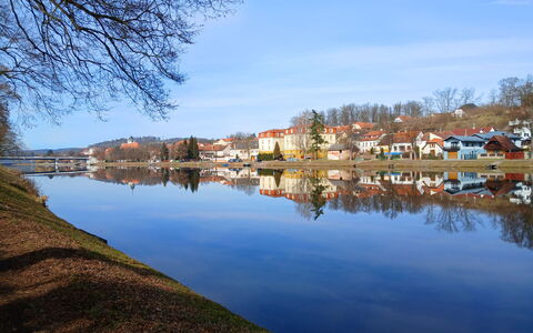Vltava: Water, Water Resources, Body Of Water, Tree, Waterway, Bank, Watercourse, Channel, Residential Area, Reflection