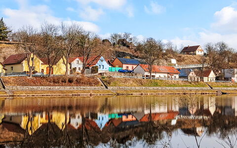 Vltava: Bank, House, Rural Area, Home, Human Settlement, Reflection, Village, Cottage, Morning, River