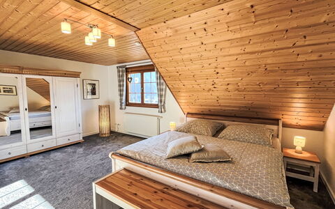 Kleine Auszeit: Interior Design, Furniture, Bedroom, Wood, Flooring, Bed, Ceiling, Floor, Room, Home