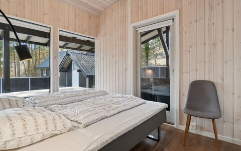 Ahti - 340M from the Sea: Wood, Bedroom, Bed, Bed Sheet, Ceiling, Bedding, Hardwood, Bed Frame, Wood Stain, Plank