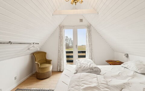 Bena - 2Km from the Sea: Wood, Bedroom, Flooring, Ceiling, Floor, Bed, Interior Design, Furniture, Lighting, Home
