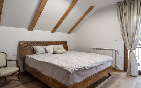 Mountain House Volta 2: Bed, Furniture, Bedroom, Interior Design, Bedding, Flooring, Bed Sheet, Floor, Wood, Linens