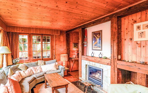 La Capsule: Wood, Interior Design, Furniture, Ceiling, Room, Home, Hardwood, Cottage, Living Room, Wood Stain