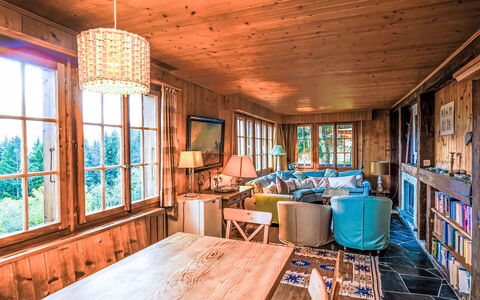 La Capsule: Wood, Furniture, Interior Design, Ceiling, Home, Room, House, Cottage, Hardwood, Living Room