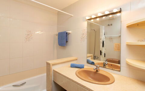 Calonge 750: Mirror, Tap, Plumbing Fixture, Sink, Bathroom Sink, Property, Bathroom, Building, Azure, Bathroom Cabinet
