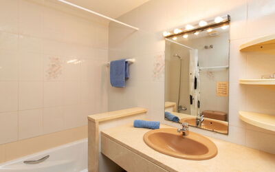 Accommodation:&nbsp;Club 750.3