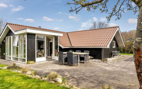 Magnus - 250M to the Fjord: Estate, Shade, Driveway, Farmhouse