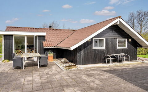 Magnus - 250M to the Fjord: Estate, Shade, Driveway, Farmhouse