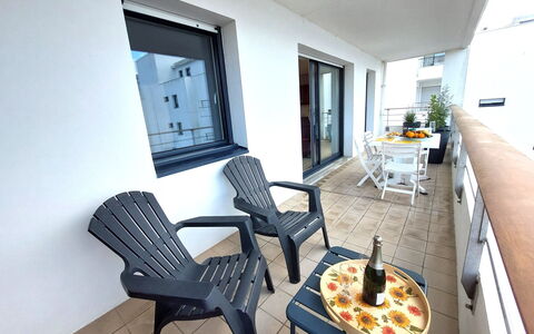 T2 avec Balcon,Calme et Près du Port: Apartment, Floor, Furniture, Chair, Balcony, Condominium, Kitchen & Dining Room Table, Wood Stain, Hotel, Coffee Table