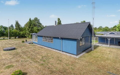 Thorir - 500M from the Sea: Estate, Shade, Driveway, Farmhouse