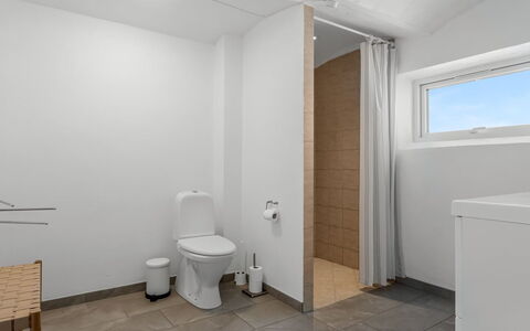 Ilsebeth - 400M from the Sea: Flooring, Wall, Floor, Plumbing Fixture, Ceiling, Toilet, Interior Design, Toilet Seat, Bathroom, Composite Material