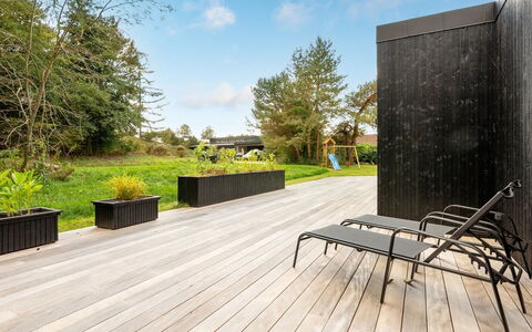 Hortense - 900M from the Sea: Roof, House, Home, Cottage, Door, Siding, Estate, Lawn, Yard, Porch