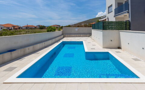 Sole: Swimming Pool, Composite Material, Apartment, Resort, Tile, Condominium, Water Feature, Hotel, Estate, Villa