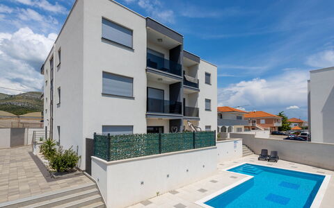 Sole: Residential Area, Apartment, Balcony, Stairs
