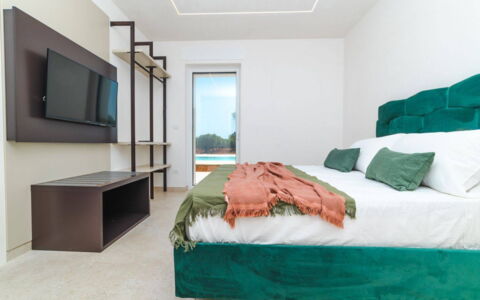 Villa Donnosanto a 5 Minuti Da Spiaggia. Ostuni 10: Interior Design, Furniture, Flooring, Floor, Bed, Bedroom, Wood, Ceiling, Room, Textile