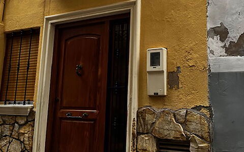 Corazón de Vinaròs: Wall, Wood, Yellow, Door, Brown, Home Door, Composite Material, Iron, Metal