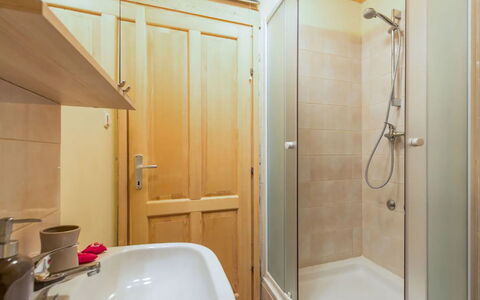 Lea: Interior Design, Plumbing Fixture, Flooring, Wood, Bathroom, Floor, Bathroom Sink, Room, Ceiling, Plumbing