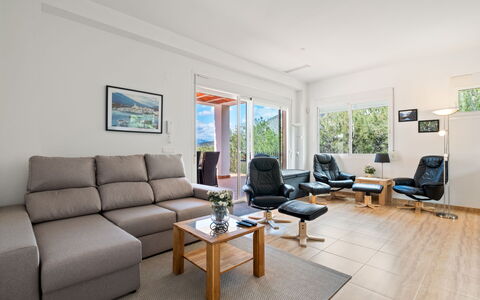 Vista Bernia: Furniture, Interior Design, Flooring, Floor, Couch, Wood, Room, Living Room, Ceiling, Chair
