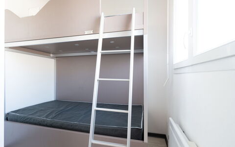 La Dune: Wood, Floor, Flooring, Interior Design, Bedroom, Bunk Bed, Room, Bed, Ceiling, Bedding