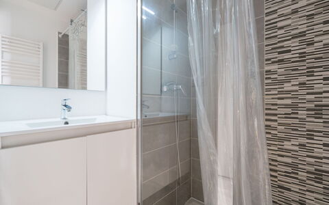 La Dune: Flooring, Floor, Interior Design, Bathroom, Plumbing Fixture, Tile, Bathroom Cabinet, Plumbing, Composite Material, Ceiling