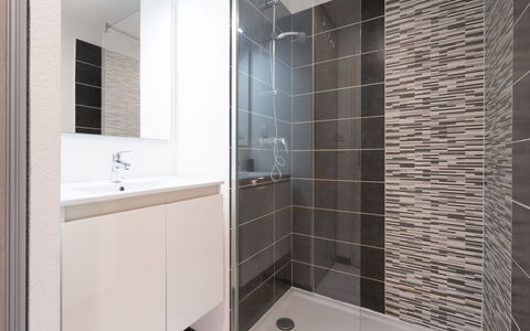 La Dune: Bathroom, Plumbing Fixture, Flooring, Floor, Interior Design, Tile, Plumbing, Composite Material, Mirror