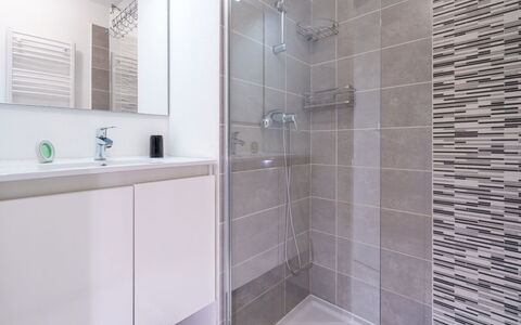 La Dune: Bathroom, Plumbing Fixture, Flooring, Floor, Interior Design, Tile, Plumbing, Bathroom Cabinet, Tap, Mirror