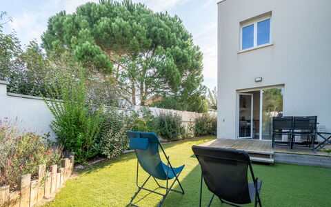 La Dune: Residential Area, Home, Garden, Land Lot, Lawn, Yard, Landscaping, Shade, Backyard, Outdoor Furniture
