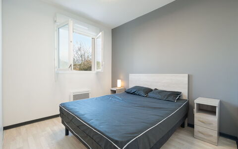 La Dune: Bed, Bedroom, Furniture, Interior Design, Bedding, Bed Sheet, Wall, Flooring, Floor, Room