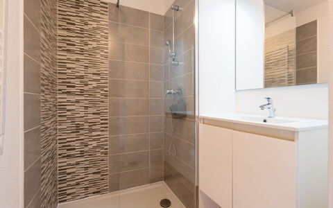 La Dune: Flooring, Bathroom, Floor, Plumbing Fixture, Interior Design, Tile, Plumbing, Bathroom Cabinet, Composite Material, Mirror