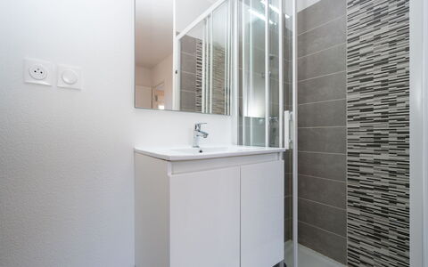 La Dune: Flooring, Floor, Wall, Interior Design, Bathroom, Plumbing Fixture, Tile, Ceiling, Bathroom Cabinet, Bathroom Sink
