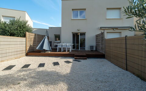 La Dune: Wall, Residential Area, Home, Composite Material, Concrete, Shade, Driveway, Garden, Courtyard