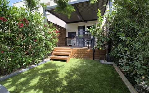 La Dune: Garden, Shrub, Land Lot, Backyard, Groundcover, Shade, Courtyard, Yard, Landscaping