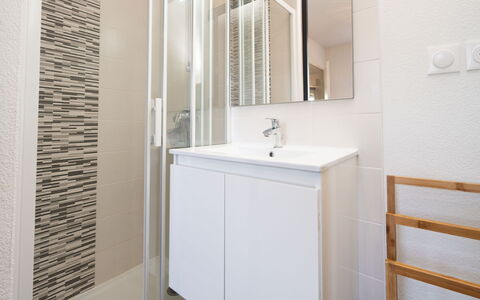La Dune: Flooring, Floor, Wall, Interior Design, Bathroom, Plumbing Fixture, Mirror, Bathroom Cabinet, Bathroom Sink, Tile