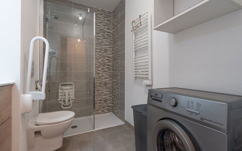 La Dune: Washing Machine, Flooring, Interior Design, Floor, Clothes Dryer, Plumbing Fixture, Laundry Room, Ceiling, Room, Bathroom