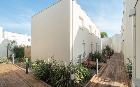 La Dune: Residential Area, Apartment, Condominium, Balcony, Landscaping, Walkway, Driveway, Courtyard