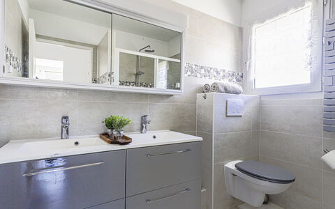 Baie Azur: Plumbing Fixture, Bathroom, Flooring, Sink, Bathroom Cabinet, Interior Design, Bathroom Sink, Floor, Tap, Cabinetry