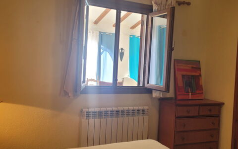Casa Pleno Sol: Wood, Interior Design, Bedroom, Bed, Floor, Room, Bed Sheet, Bedding, Linens, Wood Stain