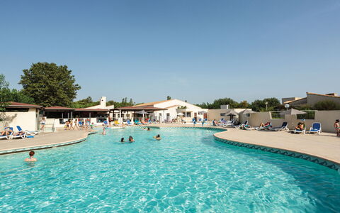 Cap D'Agde 635: Swimming Pool, Recreation, Outdoor Furniture, Resort, Leisure, Vacation, Sunlounger, Umbrella, Shade