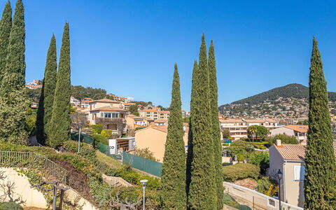 Lou Gangui: Sky, Blue, Daytime, Horizon, Coast, Tropics, Resort Town