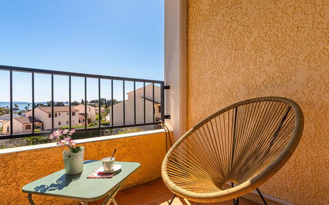 Lou Gangui: Sky, Blue, Daytime, Horizon, Coast, Tropics, Resort Town