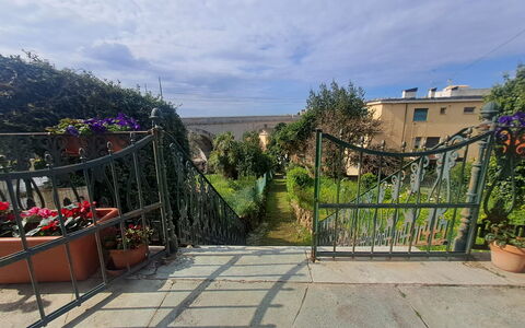 Central Design Flat With Parking, Bogliasco: Iron, Fence, Garden, Handrail, Gate, Yard, Home Fencing, Balcony, Flowerpot, Houseplant