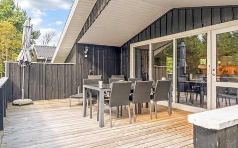 Onni - 2.3Km from the Sea: Wood, Home, Porch, Deck, Hardwood, Roof, Wood Stain, Wood Flooring, Eco Hotel