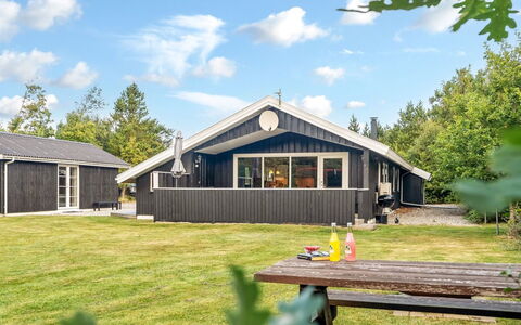 Onni - 2.3Km from the Sea: Wood, Home, Porch, Deck, Hardwood, Roof, Wood Stain, Wood Flooring, Eco Hotel
